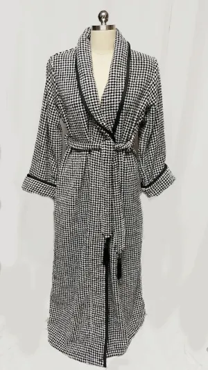 *FABULOUS SOPHISTICATED VINTAGE I. MAGNIN BLACK & WHITE HOUNDSTOOTH ROBE WITH TASSEL BELT