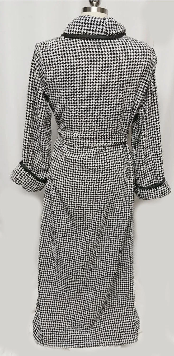 *FABULOUS SOPHISTICATED VINTAGE I. MAGNIN BLACK & WHITE HOUNDSTOOTH ROBE WITH TASSEL BELT